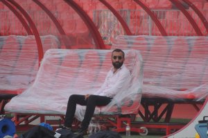 Mohamed El Assy, sentado en el banquillo nuevo del Mediterráneo.