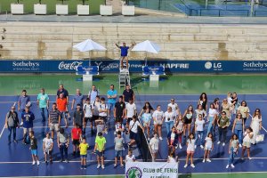 Foto de familia en las canchas de la Academia de Nadal.