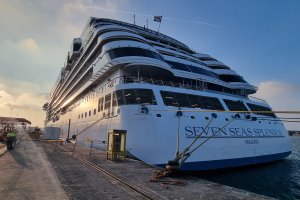 El crucero de lujo Seven Seas Splendor visita Almería con 300 pasajeros de EE UU y Reino Unido.