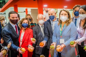 Las autoridades almerienses y autonómicas, con los productos de la provincia.