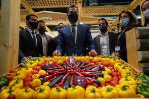 Juanma Moreno en su visita a Fruit Attraction