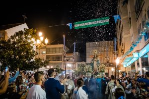 Cientos de devotos y fieles no quisieron perderse la salida en procesión de la Virgen tras dos años.