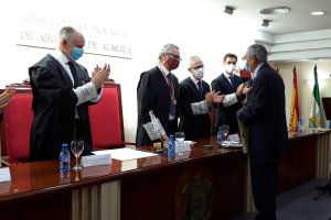 Francisco Balcázar recibe el homenaje del Colegio de Abogados de Almería