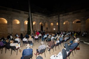 El claustro de la Catedral, lleno para la presentación del libro de Tomás Cano.