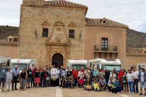 Foto de familia a las puertas del Santuario del Saliente.