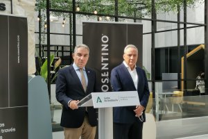 El consejero Elías Bendodo y el presidente de Cosentino, Francisco Martínez-Cosentino.