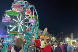 Grandes y pequeños disfrutan de las fiestas de Viator.