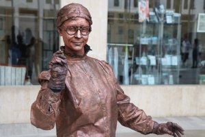 Algunas de las muchas estatuas humanas que se han expuesto en El Ejido.