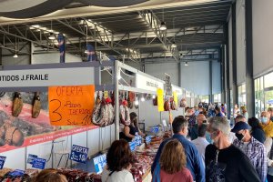 Los visitantes pueden conocer las ofertas de los cuarenta expositores.