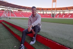El futbolista almeriense posa para este periódico en el banquillo de Rubi.