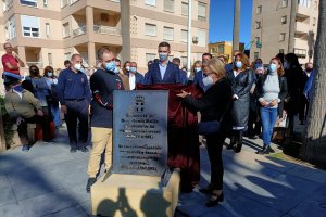 Momento en el que se descubrió el monolito por parte de la madre y el hijo de Diego García Molina