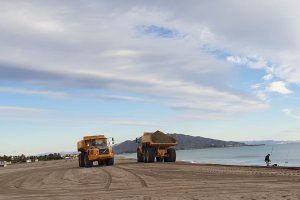 Maquinaria y operarios realizando los arreglos en la costa veratense tras las lluvias