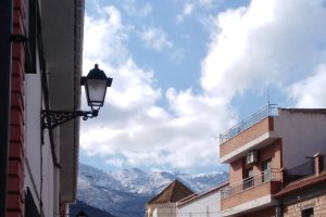 La nieve en Sierra Nevada desde una calle de Abla.
