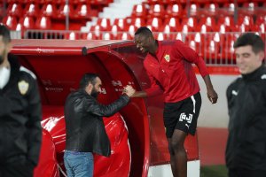 Mohamed El Assy saluda a Sadiq.