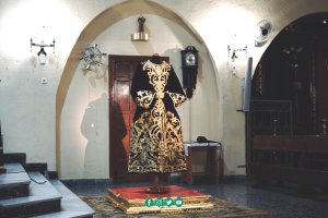 La primera túnica bordada del Señor de la Sentencia, momentos antes de su bendición.