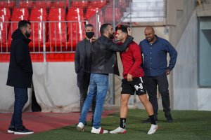 El Assy saluda a Lazo.