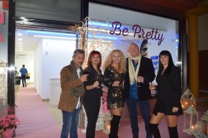 El nutricionista Juan C. Domenech, las técnico del gabinete estético:  María Hernández, Conchi de la Cruz,   Toñi Puertas y el descubridor de misses, Paco Wandosel.