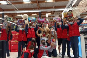 Foto de familia de los voluntarios de Cruz Roja en Carrefour.