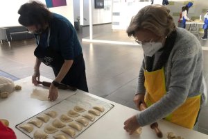 Dos huercalenses haciendo las empanadas.
