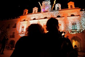Almería dibuja los mejores deseos para 2022 en un mapping en la Plaza Vieja.