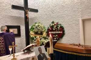 El párroco de San Pedro, Juan Antonio Moya, ha oficiado la misa funeral.