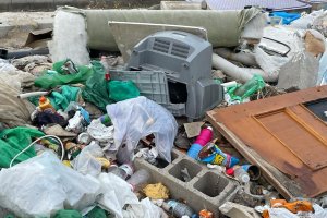 Multitud de objetos y desperdicios se amontonan junto a la vía.