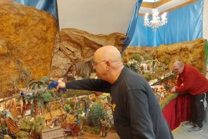 Los hermanos Juan y Miguel Ángel Reche García, hijos de Miguel \"El Bestuga\", dan un retoque a su peculiar Belén.