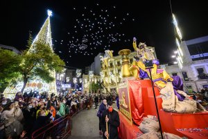 Baltasar, lanzando caramelos a los almerienses en la Puerta de Purchena.