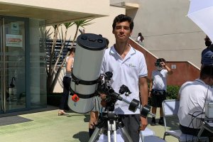 Armando Bolívar junto a su telescopio