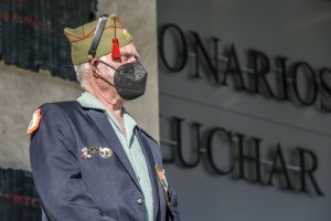 Un veterano forma ante la tribuna, en el patio de armas de Viator