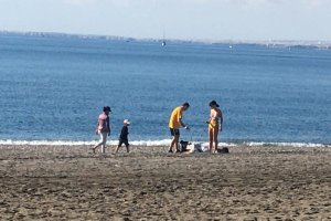 Disfrutando de la playa un domingo de enero.