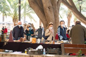 Almerienses visitan los puestos.