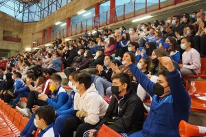 Aficionados siguiendo el partido desde el Pabellón de Carboneras.