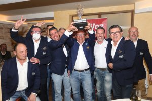 El momento de alzar la copa fue el más esperado por todos los miembros del club Aguilón de Pulpí.