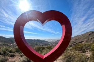 Un corazón en un mirador de Vícar.