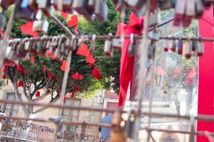 La Plaza Campoamor se tiñe de rojo.