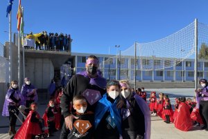 La pequeña Rocío junto a su familia.