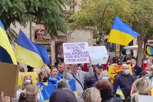 Cientos de almerienses y ucranianos se manifiestan en Almería.