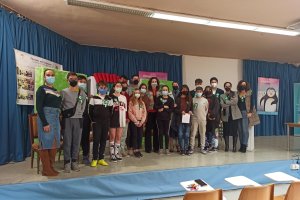 Foto en grupo de los alumnos y profesores participantes.