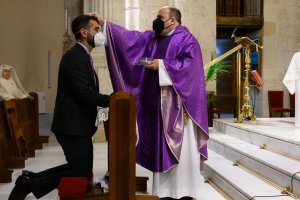 El alcalde de Almería, Ramón Fernández-Pacheco, se pone la ceniza en el convento del Sagrado Corazón.