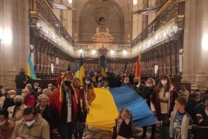 La bandera de Ucrania estuvo muy presente en el acto de oración por la paz en el país ucraniano invadido la semana pasada por las tropas rusas.