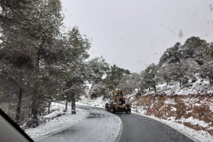 Una máquina quitando nieve de la carretera en Los Filabres.