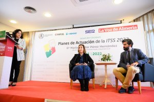 María del Mar Pérez Hernández, jefa de la Inspección Provincial de Trabajo y Seguridad Social, junto a Álvaro Hernández, tras responder a las preguntas del desayuno-coloquio. Con ellos, María del Mar Ayala, presidenta del Colegio de Graduados Sociales.