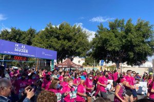 Cientos de almerienses recorren las calles de la capital.