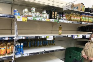 Estanterías vacías de botellas de aceite de girasol.