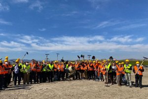 Los participantes en la jornada reivindicativa a pie de obra.