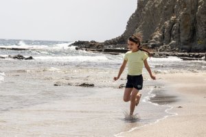 Alba, protagonista de \'Heridas\', corre por Cabo de Gata.