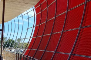 La fachada avanza desde fondo sur hacia preferencia.