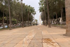 Imagen captada en la Rambla con la noria a fondo.