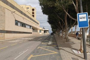 Zona de parada de autobús a las puertas de Urgencias